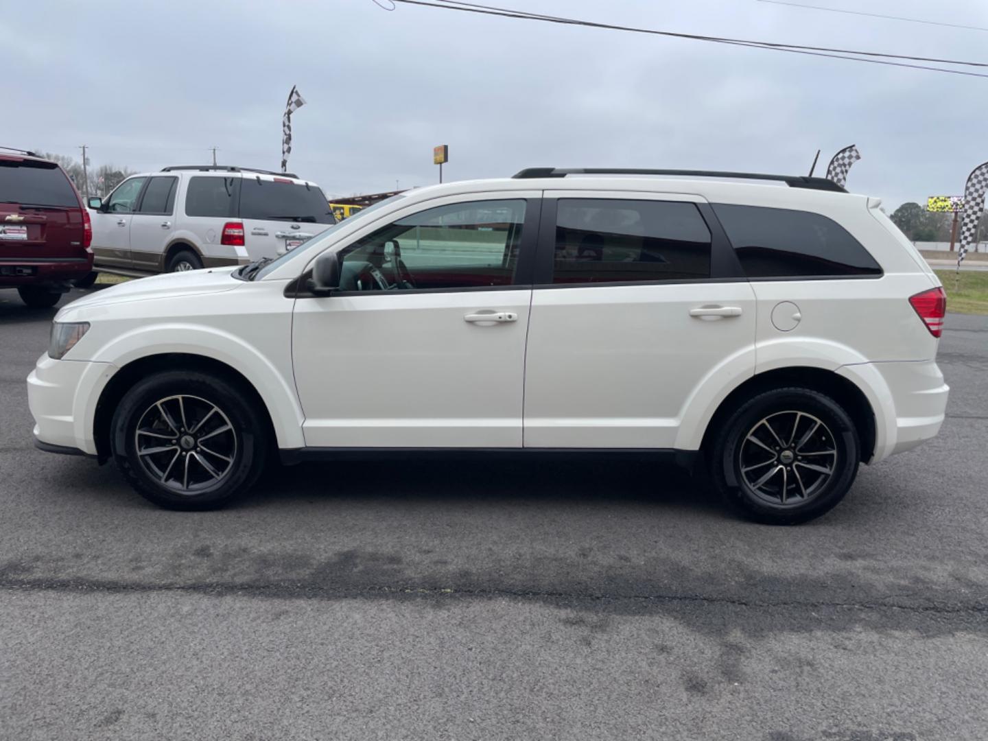 2018 White Dodge Journey (3C4PDCAB1JT) with an 4-Cyl, 2.4 Liter engine, Automatic, 4-Spd w/AutoStick transmission, located at 8008 Warden Rd, Sherwood, AR, 72120, (501) 801-6100, 34.830078, -92.186684 - Photo#4